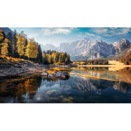 Carta Da Parati Awesome Sunny Landscape In The Forest. Wonderful Autumn Scenery. Picturesque View Of Nature Wild Lake. Sun Rays 