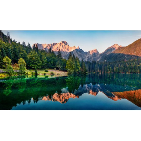 Carta Da Parati Calm Morning View Of Fusine Lake. Colorful Summer Sunrise In Julian Alps With Mangart Peak On Background, Provin